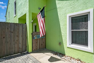 519 Washington Ave in Cape Canaveral, FL - Foto de edificio - Building Photo