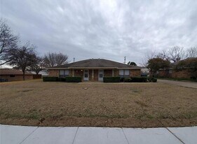 110 N W Pk Dr in McKinney, TX - Building Photo