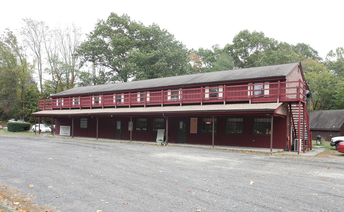 986 Killingworth Rd in Higganum, CT - Foto de edificio