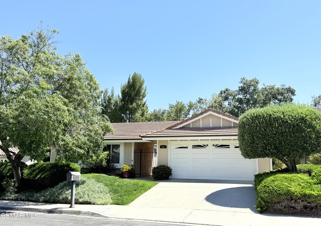 850 Rim Crest Dr in Westlake Village, CA - Building Photo