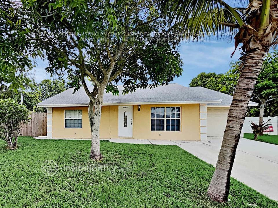 5968 Ithaca Cir W in Greenacres, FL - Building Photo
