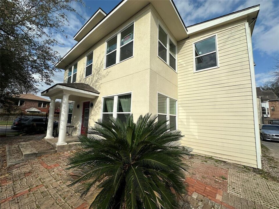615 Pacific St in Houston, TX - Building Photo