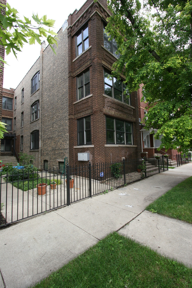 2736 W Cortland St in Chicago, IL - Foto de edificio - Building Photo