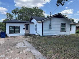 1704 S Polk St in Dallas, TX - Building Photo