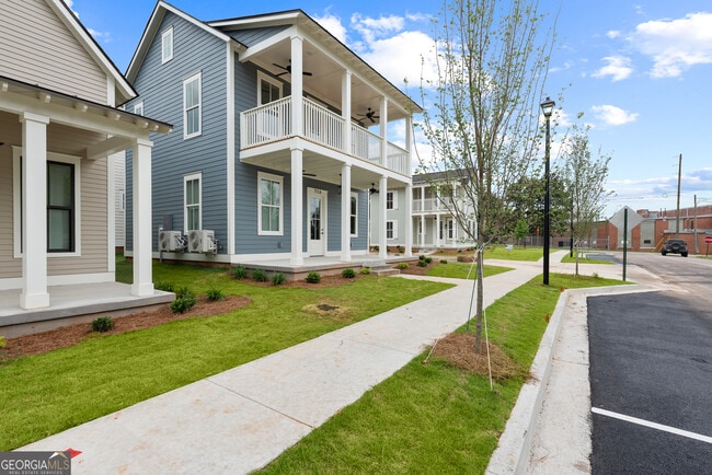 711 Jefferson St in Lagrange, GA - Foto de edificio - Building Photo