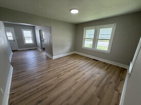 327 S Brownell Ave in Joplin, MO - Building Photo