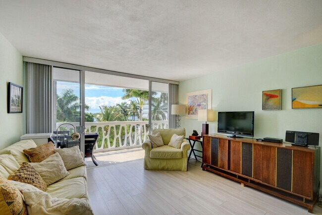 2505 S Ocean Blvd in Palm Beach, FL - Building Photo - Building Photo