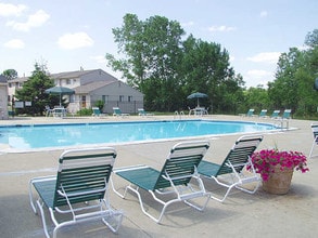 Auburn Village Townhomes in Pontiac, MI - Foto de edificio - Building Photo