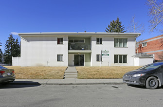 Evergreen Manor in Calgary, AB - Building Photo - Building Photo