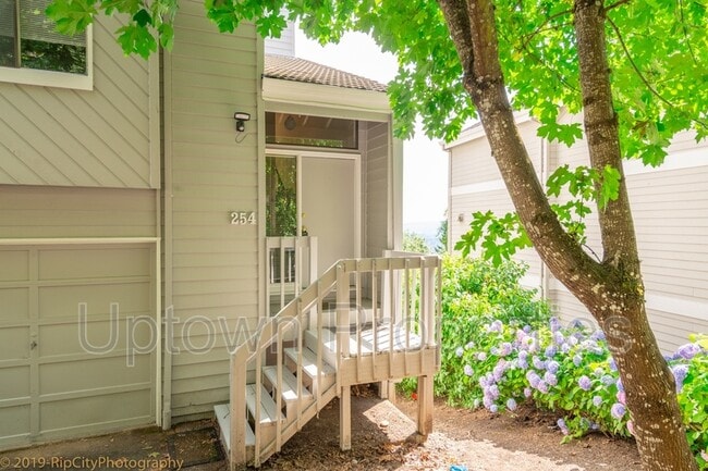 254 Cervantes Cir in Lake Oswego, OR - Building Photo - Building Photo