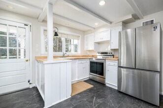 1091 Round Hill Rd in Fairfield, CT - Building Photo - Building Photo