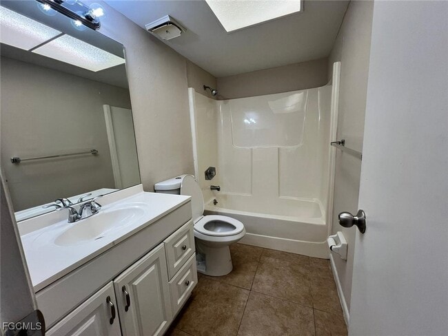 3911 Country Club Blvd in Cape Coral, FL - Building Photo - Building Photo