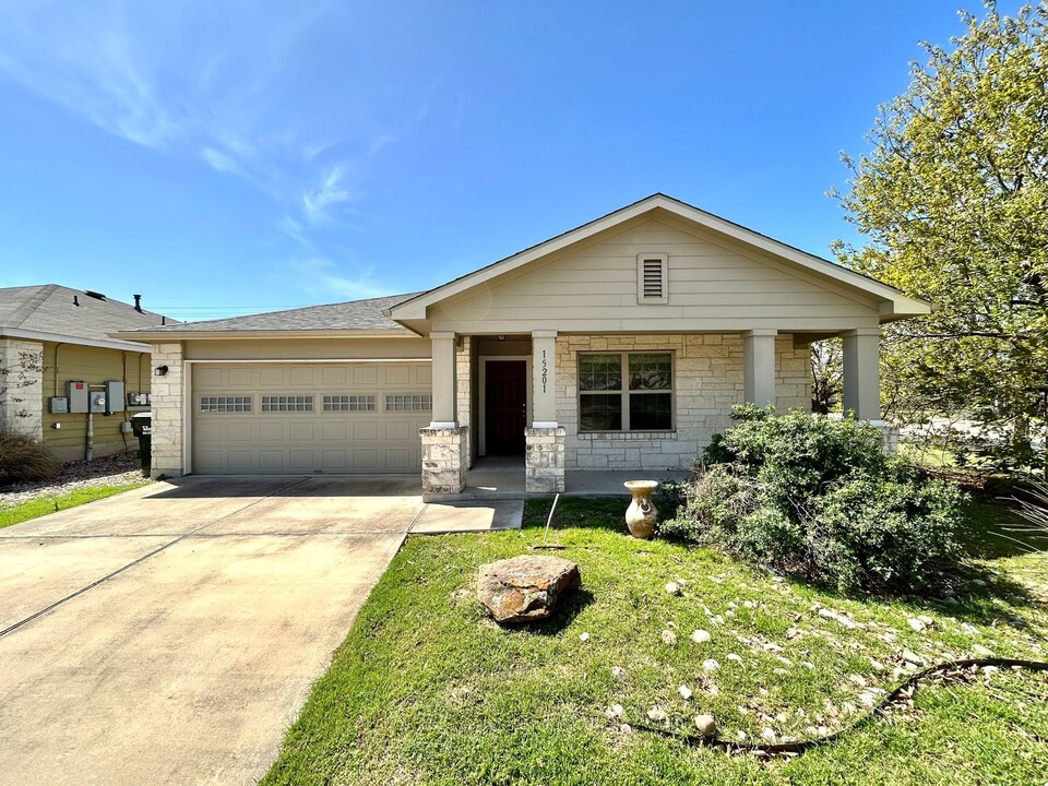 15201 Knighten Ln in Austin, TX - Foto de edificio