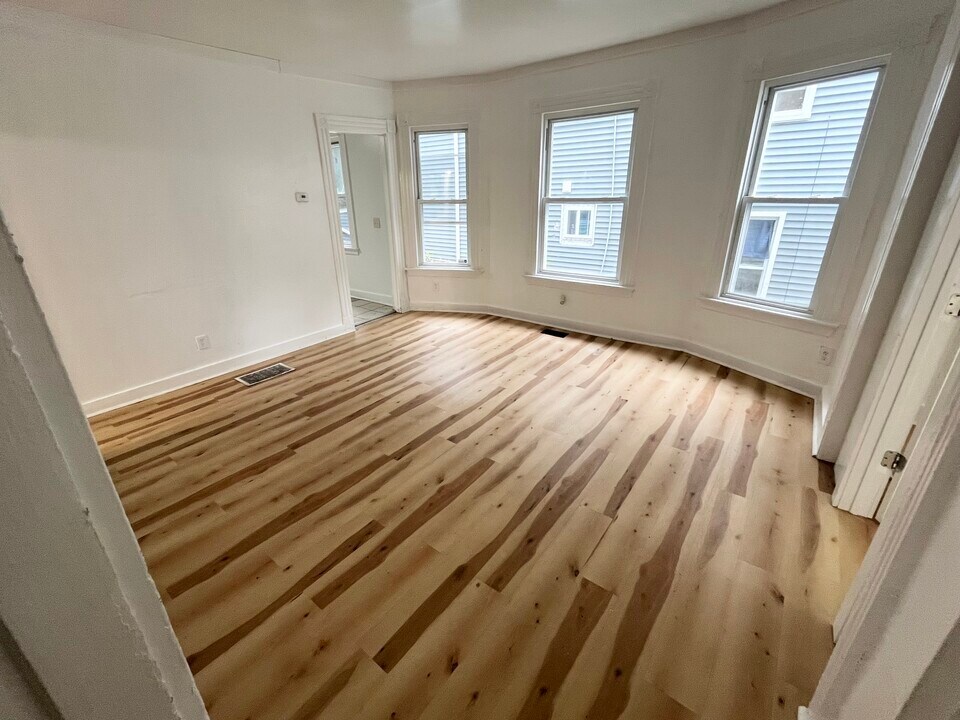 324 Willow St, Unit 1 in Waterbury, CT - Building Photo