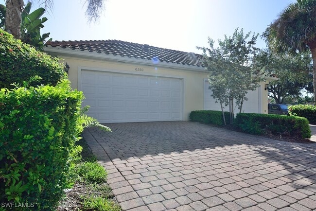 6250 Towncenter Cir in Naples, FL - Building Photo - Building Photo