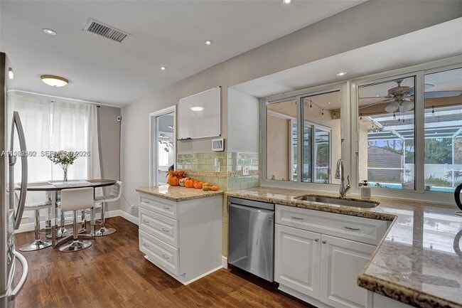 2101 N 52nd Ave in Hollywood, FL - Building Photo - Building Photo