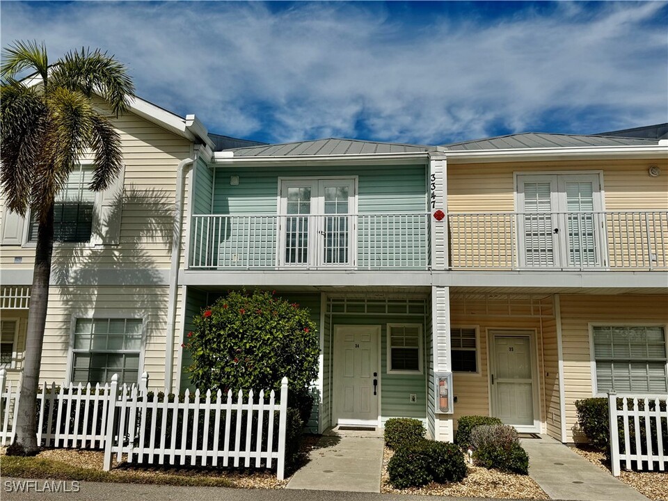 3347 N Key Dr in North Fort Myers, FL - Foto de edificio