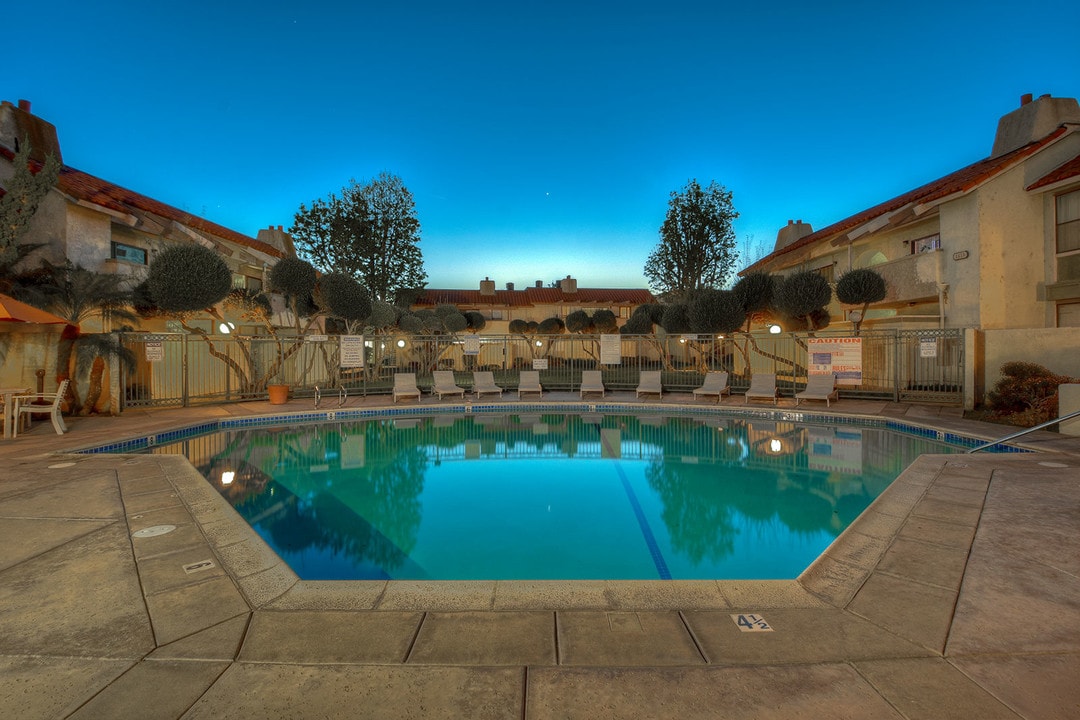 LA COSTA in Fullerton, CA - Foto de edificio