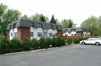 2200 W 98th St in Bloomington, MN - Building Photo - Building Photo