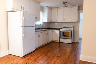 2 Bedroom House for Rent in London, Ontario * Chelsea Green with Fenced Yard in London, ON - Building Photo - Building Photo