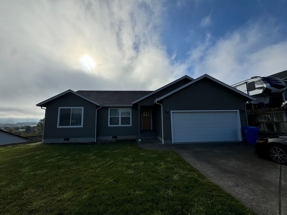 246 Palmdale Ave in Roseburg, OR - Building Photo