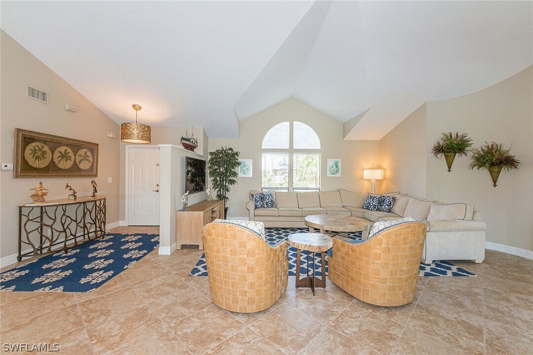 219 Copperfield Ct in Marco Island, FL - Foto de edificio