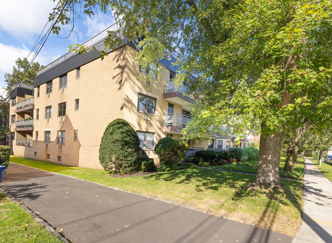 The Carlyle in Great Neck, NY - Building Photo - Building Photo