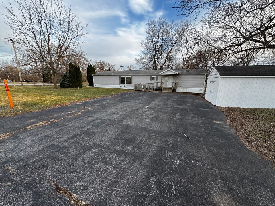 26145 195th St in Bettendorf, IA - Building Photo