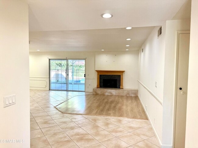 64 Birchwood Ave in Oak Park, CA - Foto de edificio - Building Photo