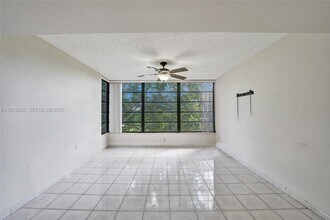 1502 Whitehall Dr in Davie, FL - Building Photo - Building Photo