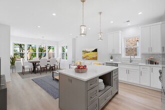 6423 N Washtenaw Ave, Unit 2 in Chicago, IL - Building Photo - Building Photo