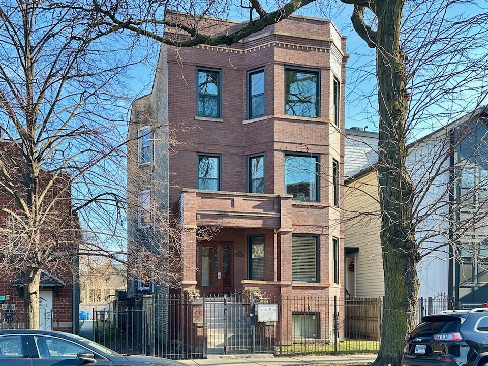 2115 N Spaulding Ave in Chicago, IL - Building Photo