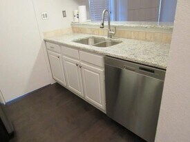 5981 Arapaho Rd in Dallas, TX - Building Photo