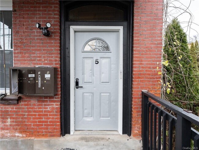 5 Fallkill Pl in Poughkeepsie, NY - Building Photo - Building Photo