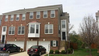 13044 Rose Petal Cir in Herndon, VA - Building Photo