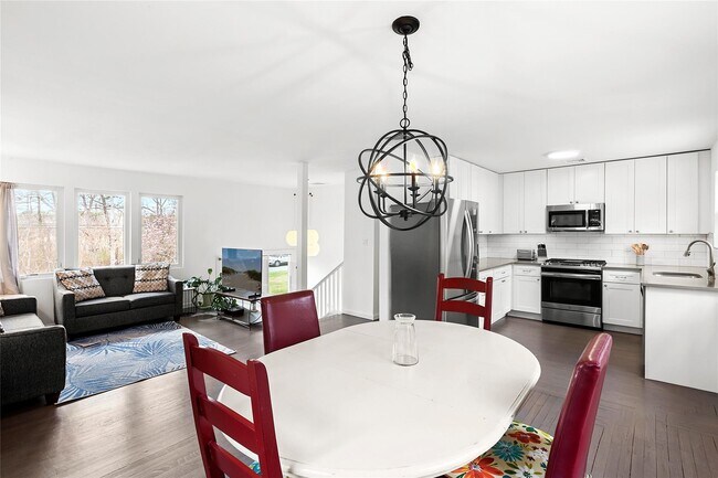 14 Old Main Rd in Quogue, NY - Building Photo - Building Photo