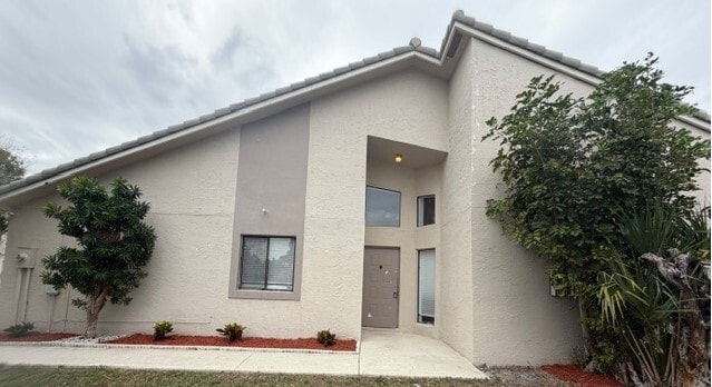 5865 Strawberry Lakes Cir in Greenacres, FL - Building Photo - Building Photo