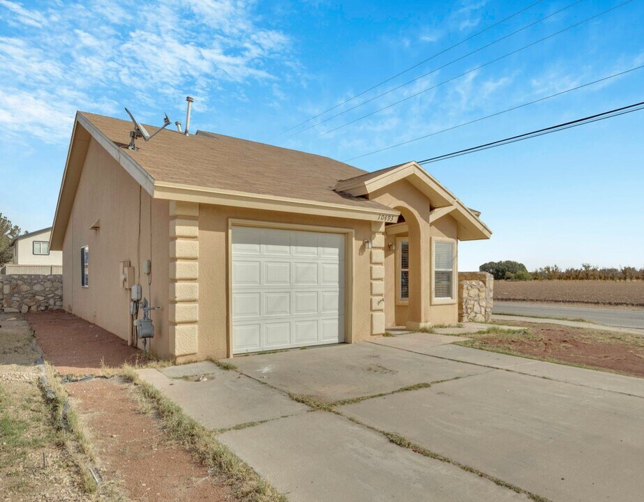 10493 Kirkland St in Socorro, TX - Building Photo