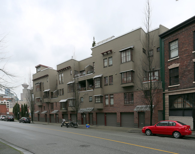 131-141 Alexander St in Vancouver, BC - Building Photo - Primary Photo