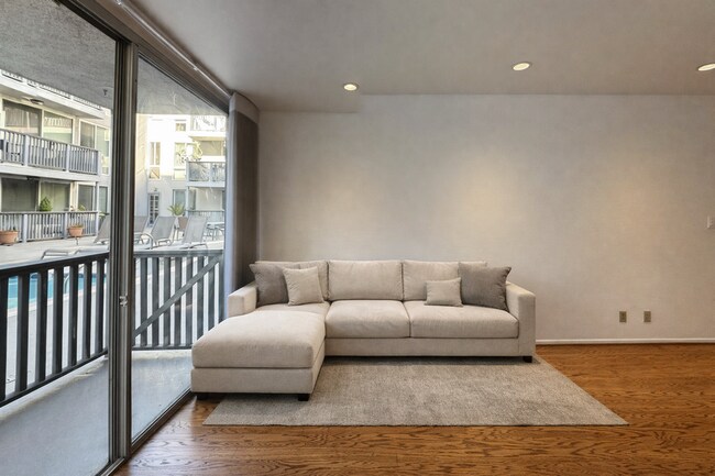 1134 Alta Loma Rd in West Hollywood, CA - Foto de edificio - Building Photo