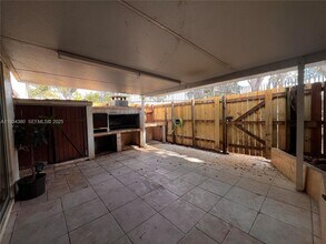 819 NE 214th Ln in Miami, FL - Building Photo - Building Photo