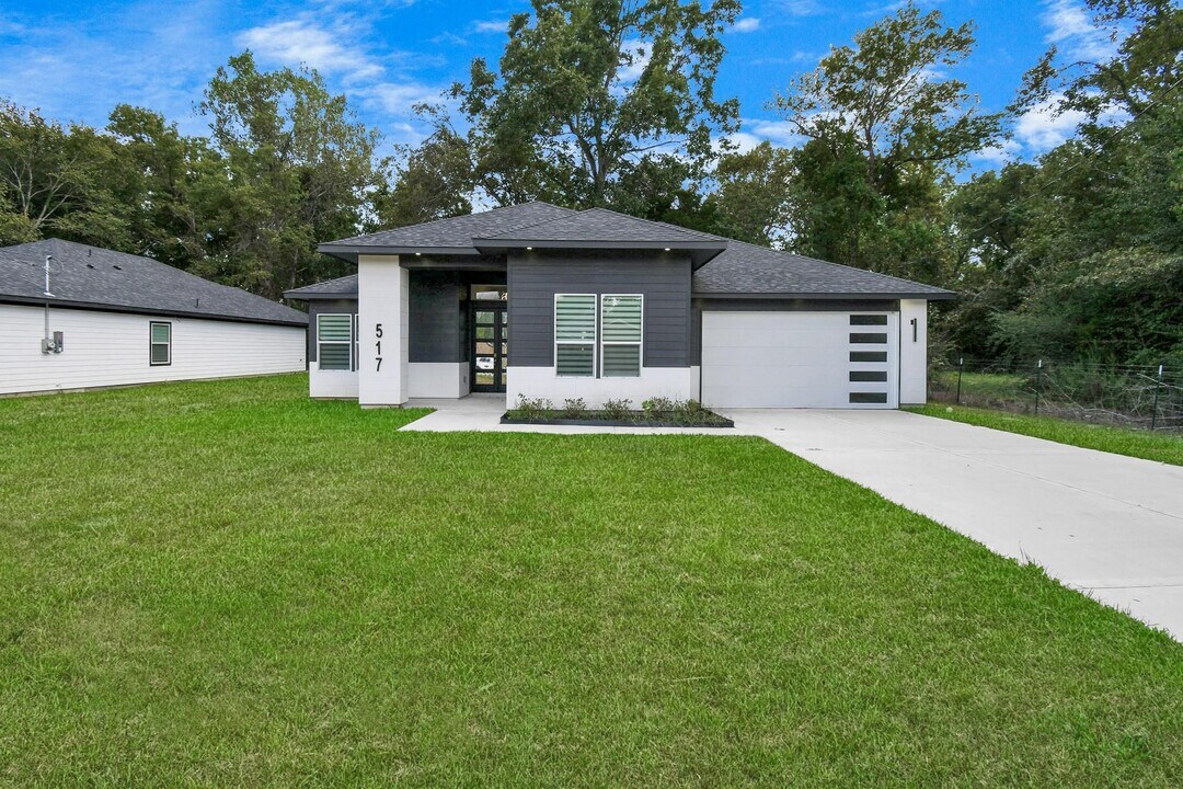 517 Lovers Ln in Dayton, TX - Building Photo