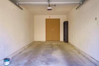 5757 E University Blvd in Dallas, TX - Foto de edificio - Building Photo