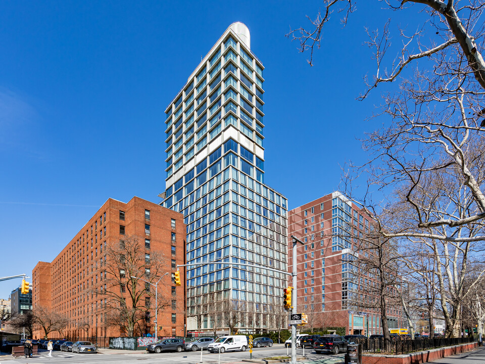 215 Chrystie St in New York, NY - Building Photo