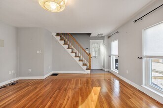 12 Wright St in Stoneham, MA - Building Photo - Building Photo