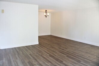 6808 N Half Moon Dr in Bakersfield, CA - Building Photo - Building Photo