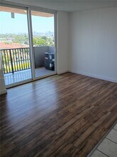 2075 NE 164th St in North Miami Beach, FL - Building Photo - Building Photo