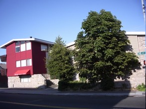 Matterhorn Apartments in Seattle, WA - Building Photo - Building Photo