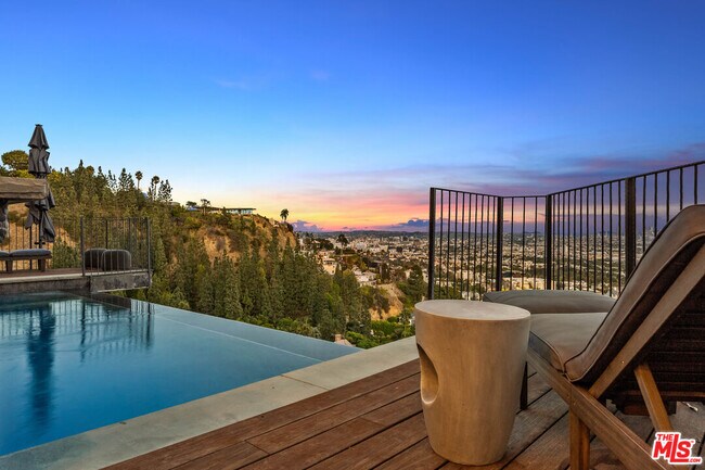 8425 Hillside Ave in Los Angeles, CA - Building Photo - Building Photo