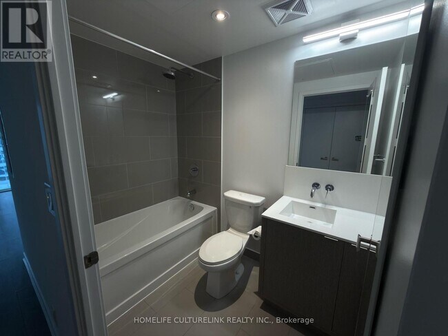 100 Harbour St in Toronto, ON - Building Photo - Building Photo